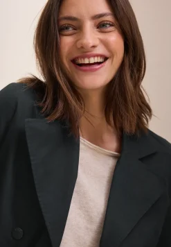 Trench-coat court