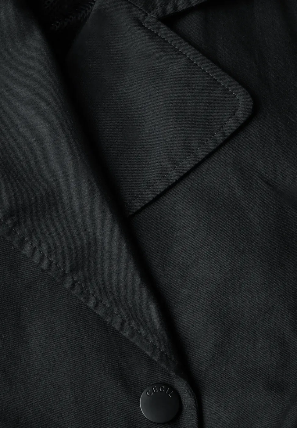 Trench-coat court