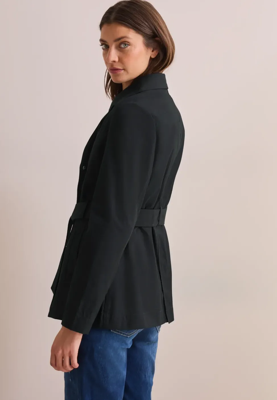 Trench-coat court