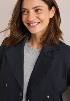 Trench-coat court