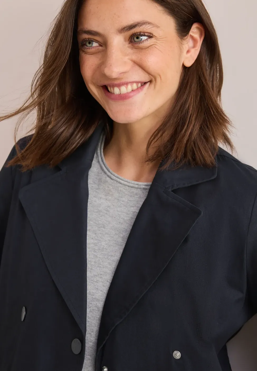 Trench-coat court