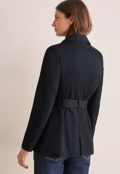 Trench-coat court