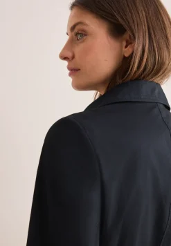 Trench-coat court