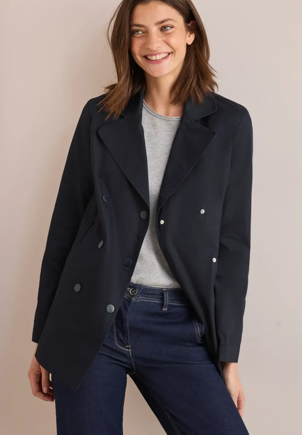 Trench-coat court