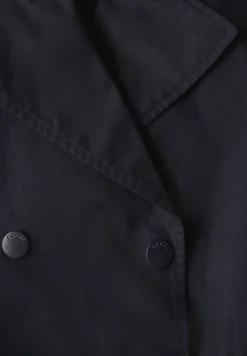 Trench-coat court