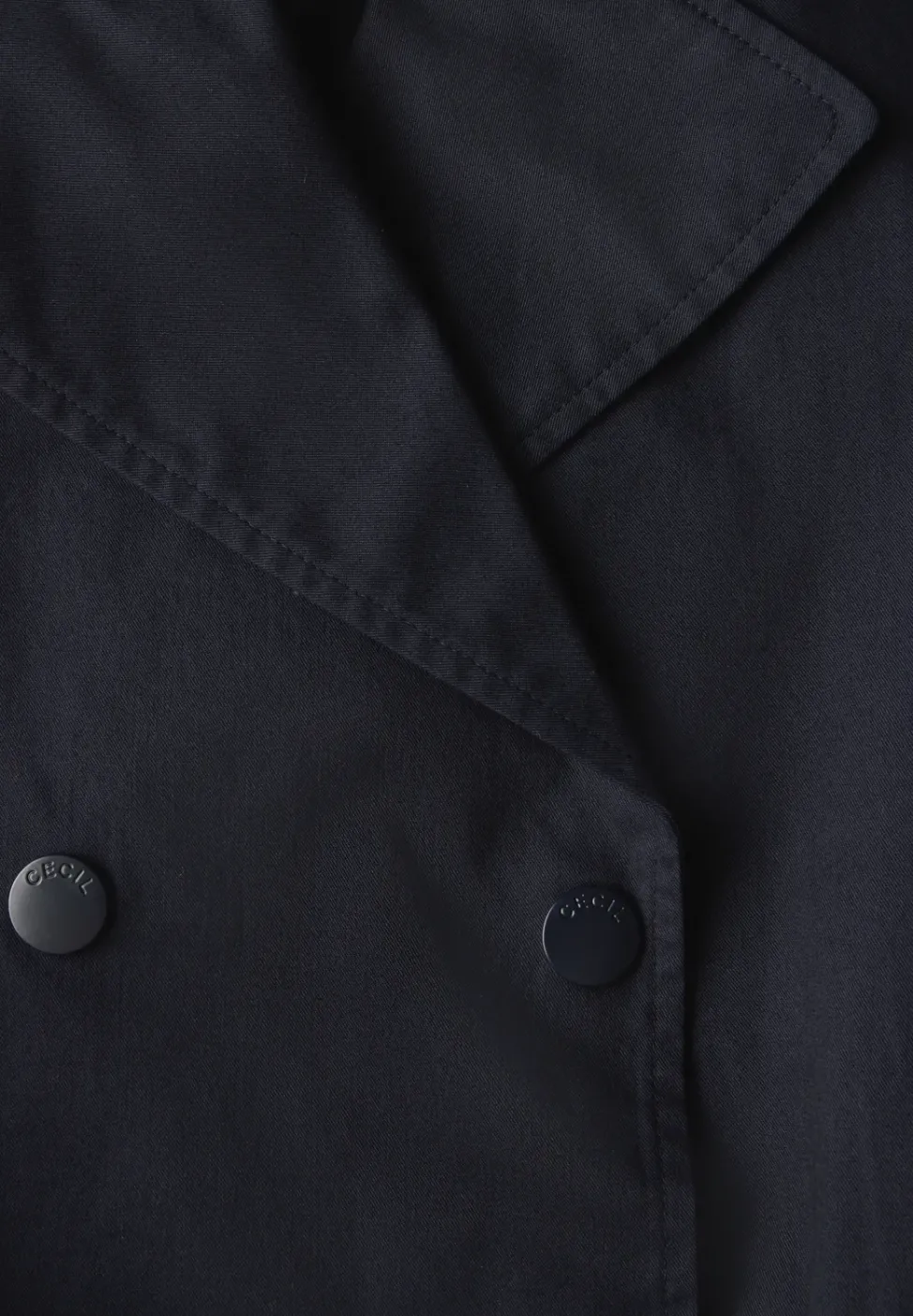 Trench-coat court