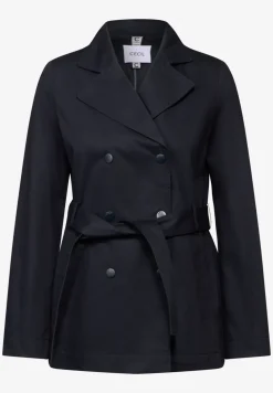 Trench-coat court