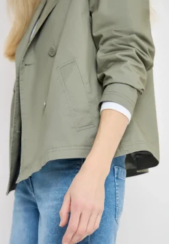 Trench-coat court