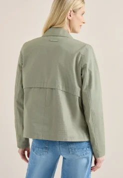 Trench-coat court