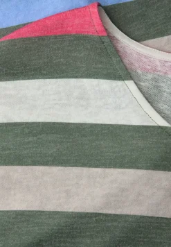 T-shirt à col en V arrondi et à rayures