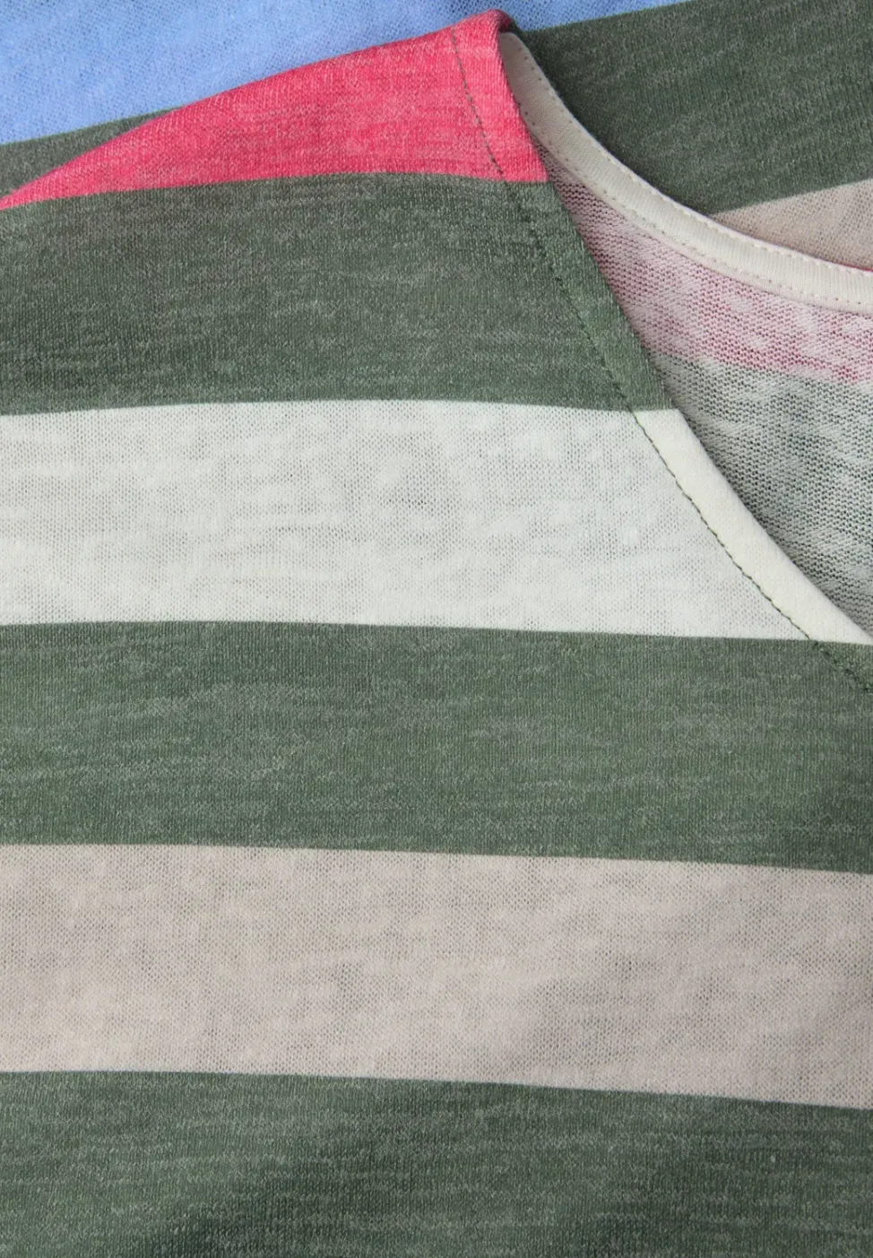 T-shirt à col en V arrondi et à rayures