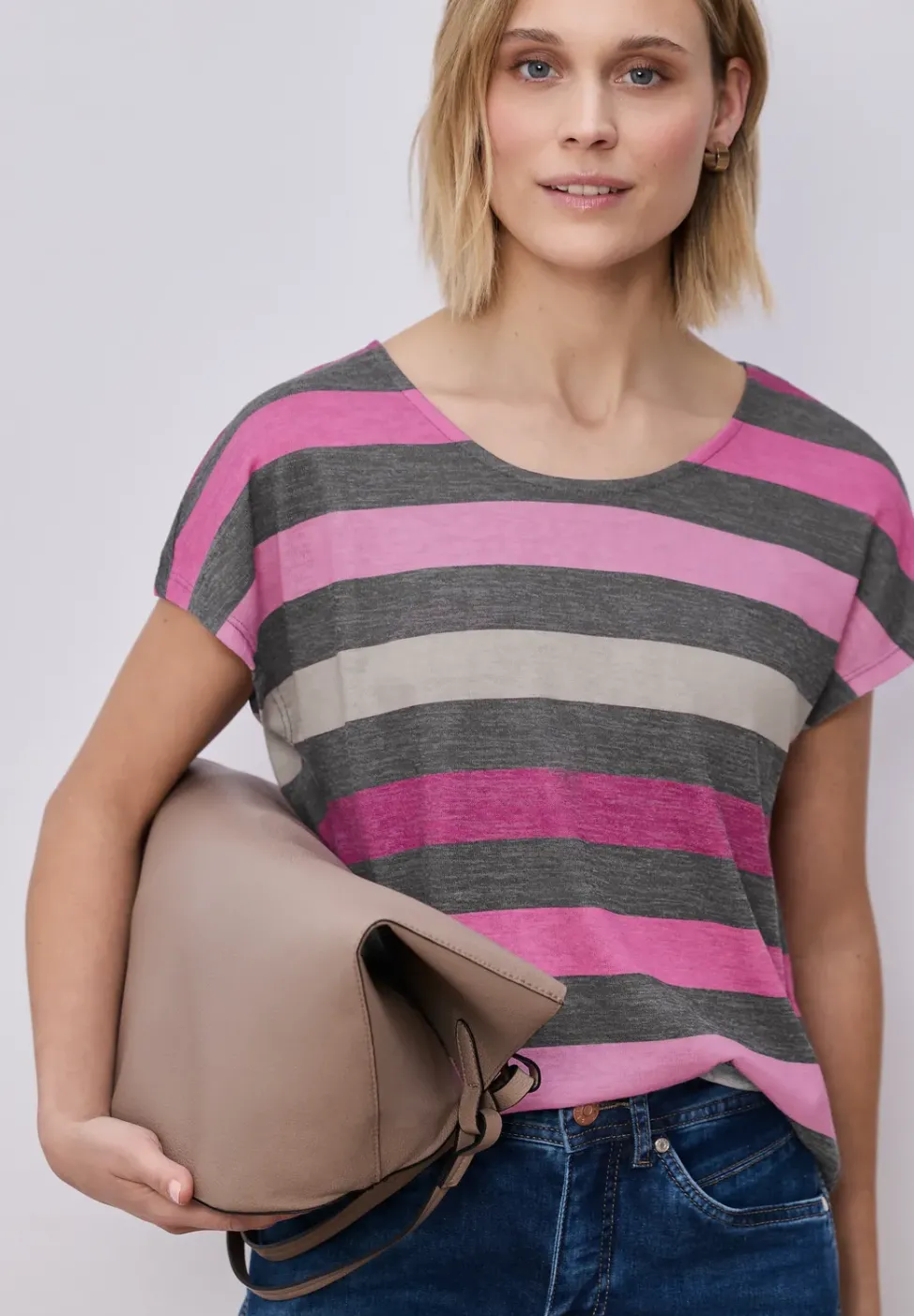 T-shirt à col en V arrondi et à rayures