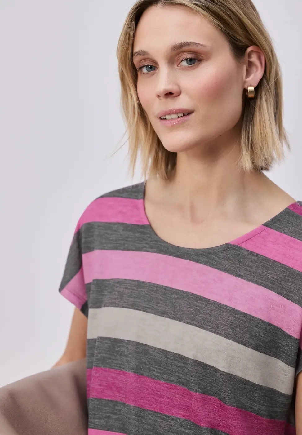 T-shirt à col en V arrondi et à rayures