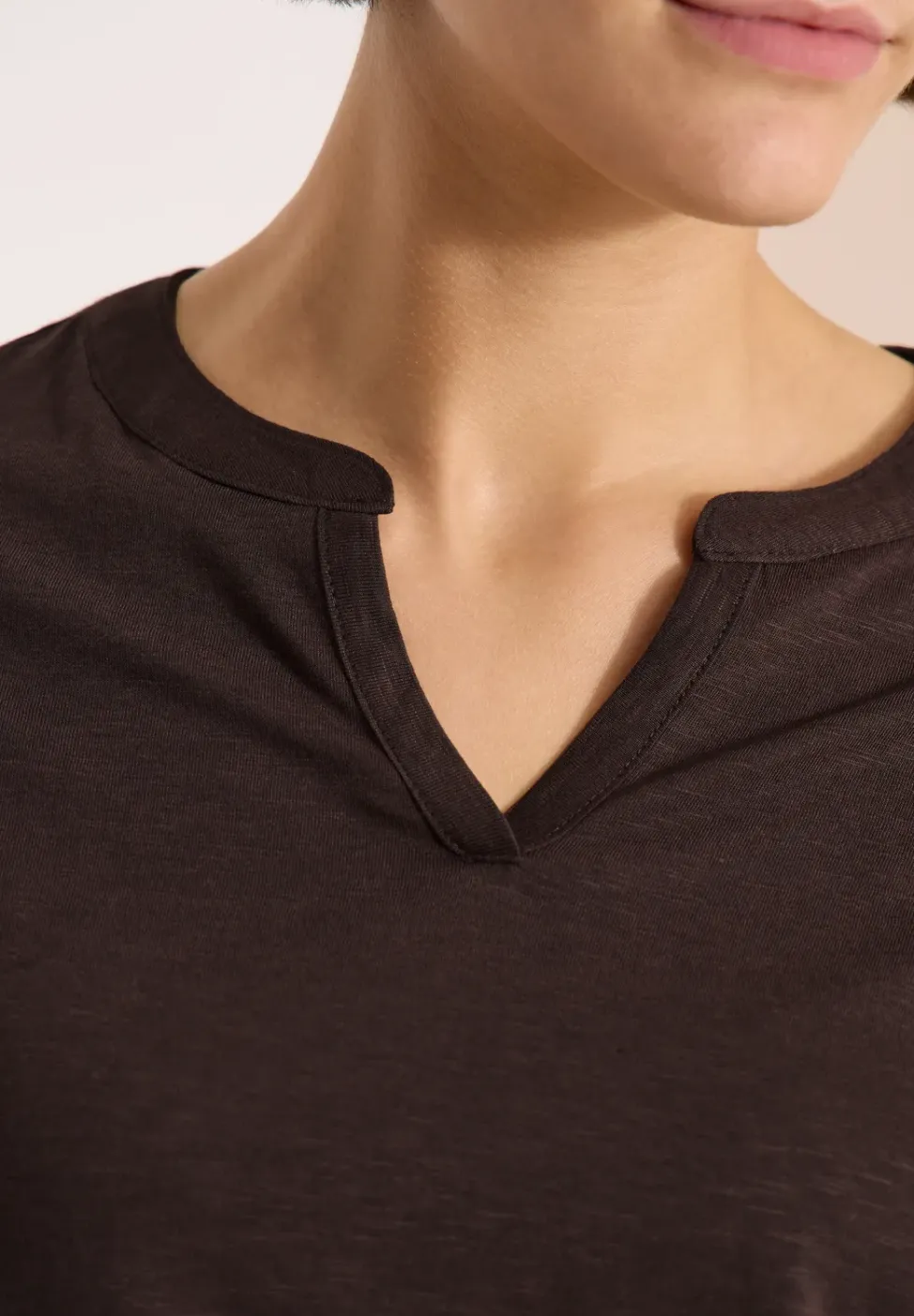 T-shirt à col fendu de couleur unie