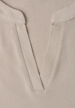 T-shirt à col fendu et détails en satin