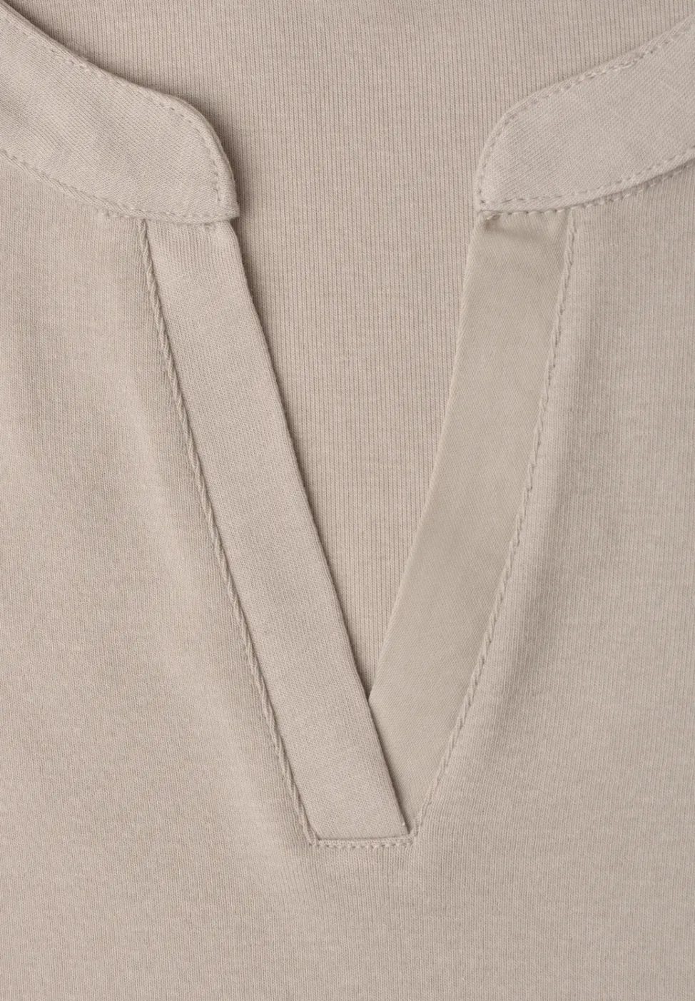 T-shirt à col fendu et détails en satin