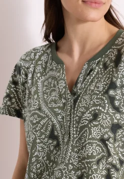 T-shirt à col fendu et motif paisley