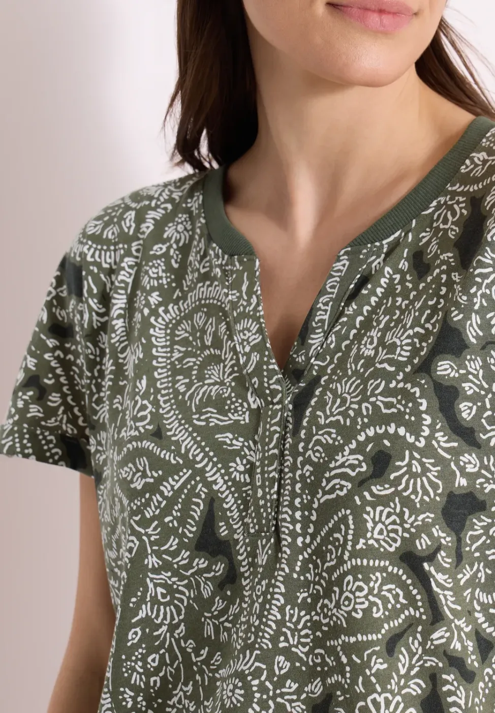 T-shirt à col fendu et motif paisley