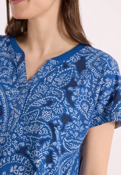 T-shirt à col fendu et motif paisley