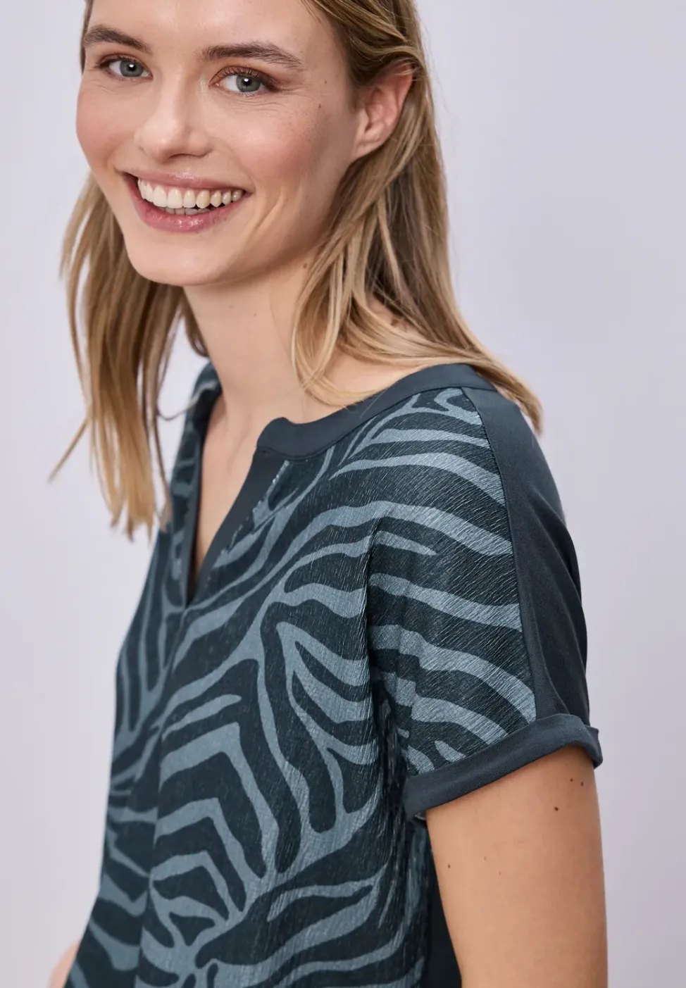 T-shirt à encolure fendue et ourlet élastique