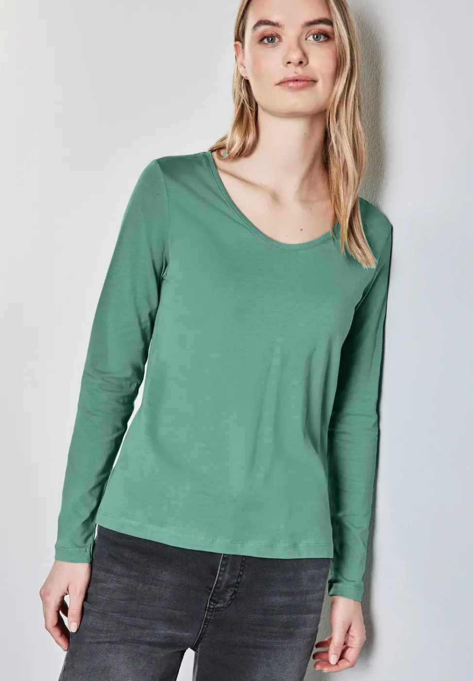 T-shirt avec col en V arrondi