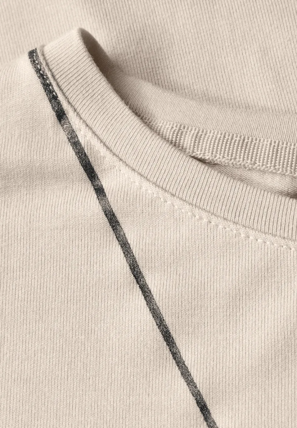 T-shirt avec des lignes fines
