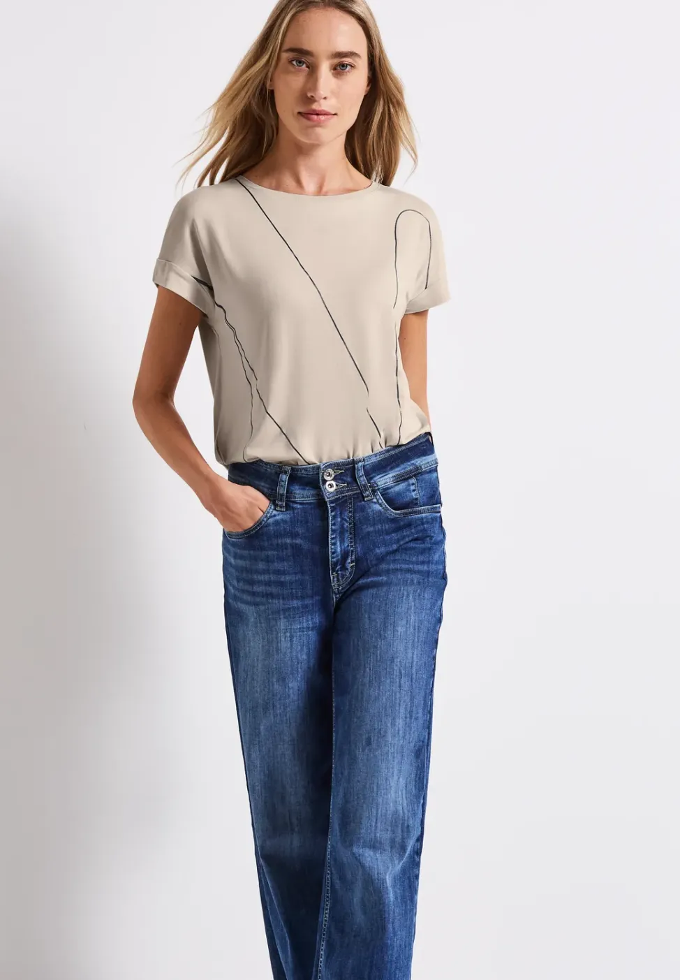 T-shirt avec des lignes fines