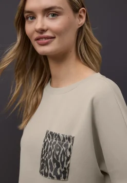 T-shirt avec poche poitrine léopard