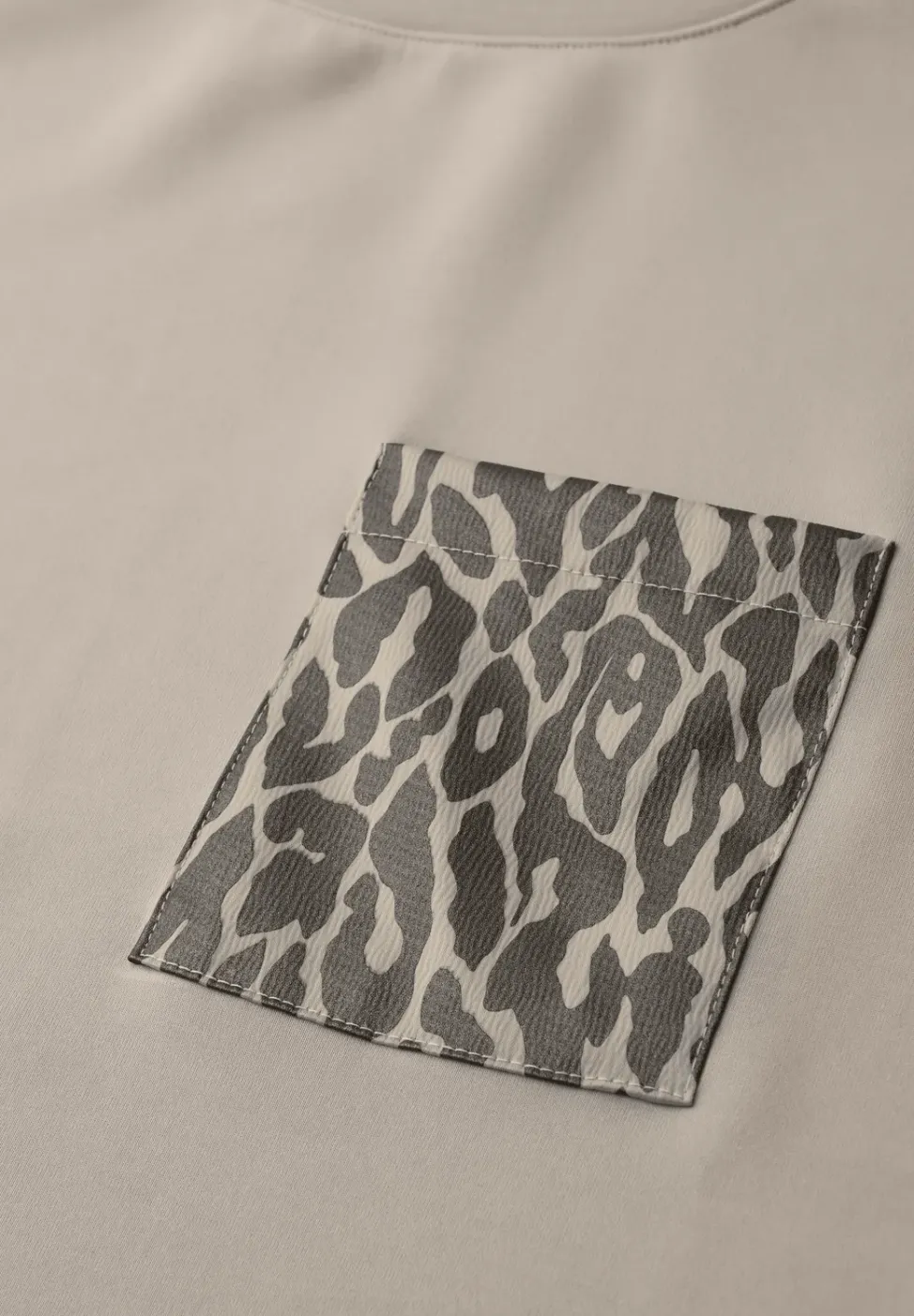 T-shirt avec poche poitrine léopard