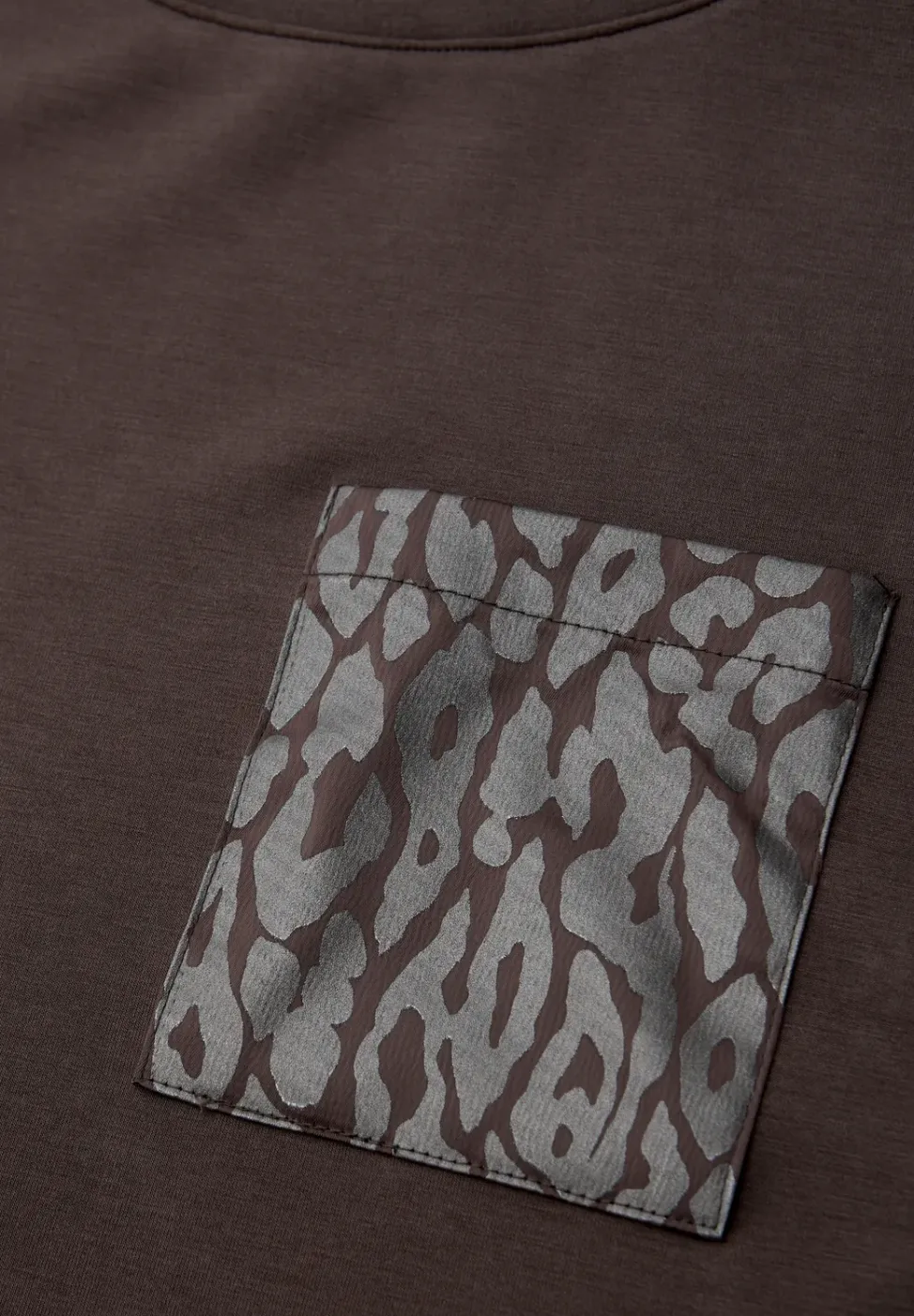 T-shirt avec poche poitrine léopard