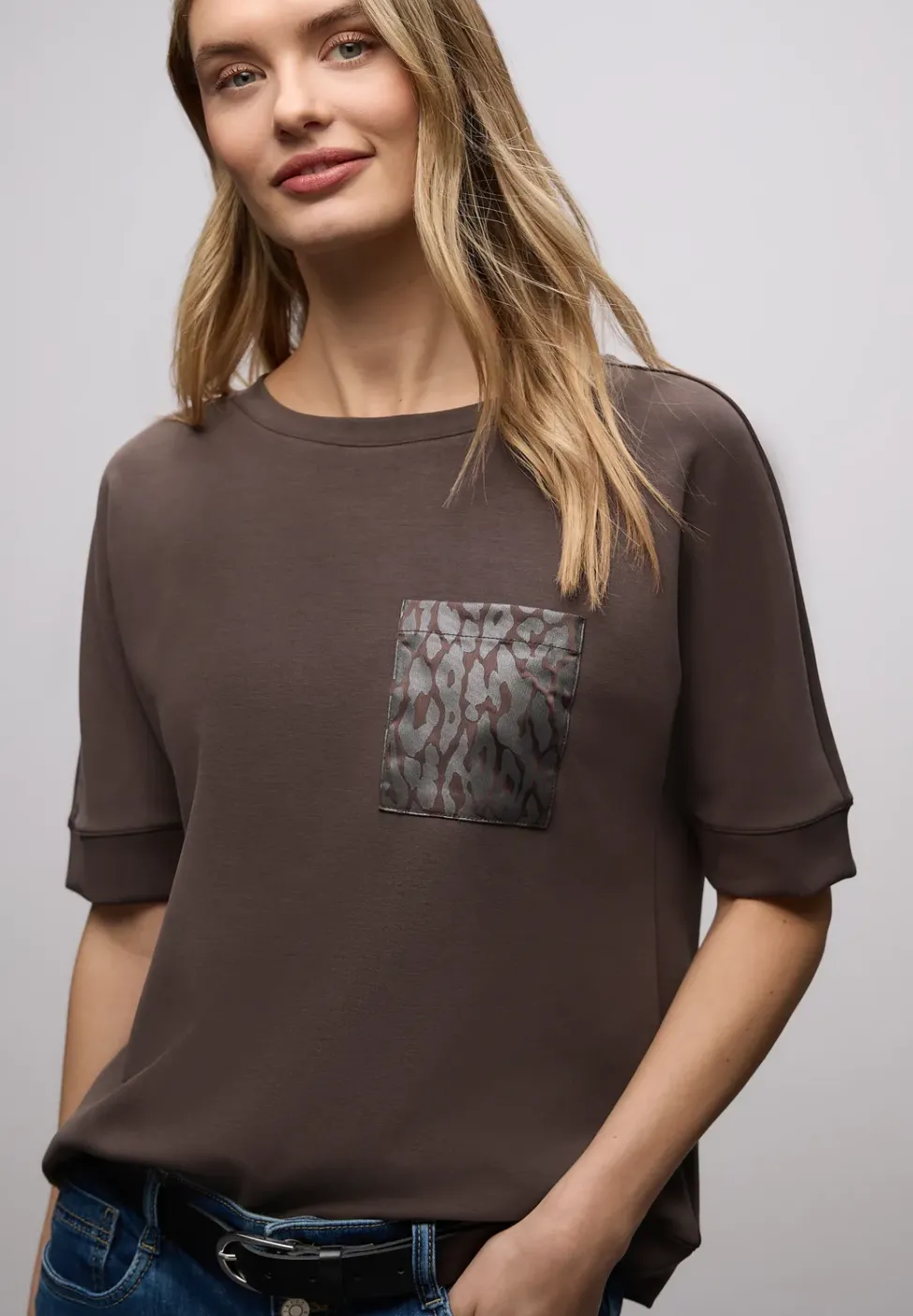 T-shirt avec poche poitrine léopard