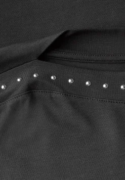 T-shirt avec rivets