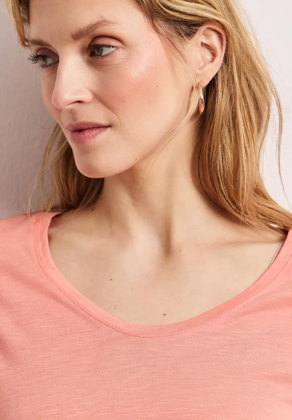 T-shirt basique avec col en V en couleur unie