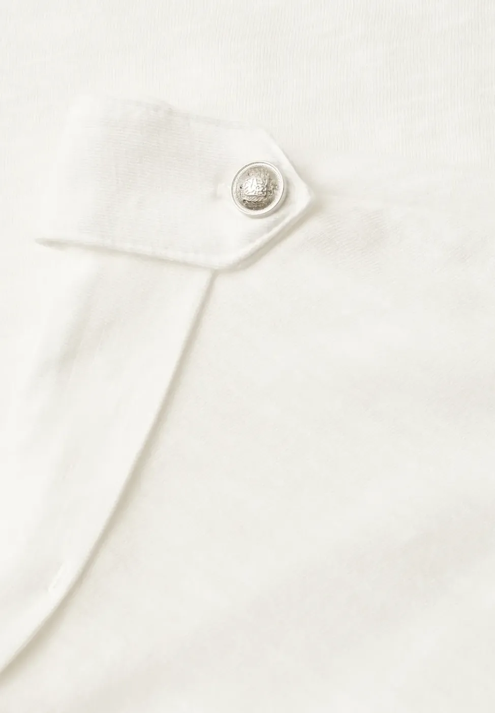 T-shirt col fendu avec boutonnage décoratif