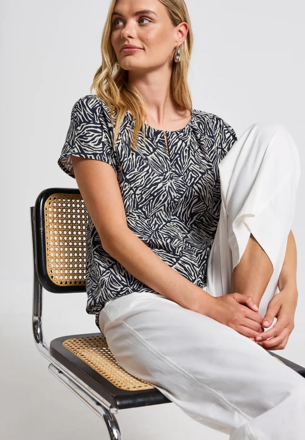 T-shirt imprimé avec découpe