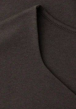 T-shirt sans manches avec encolure en diamant
