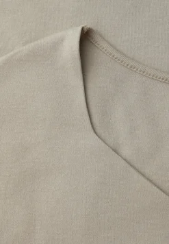 T-shirt sans manches avec encolure en diamant
