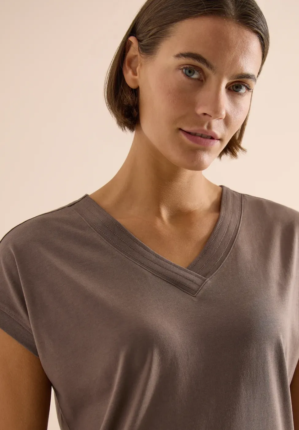 T-shirt uni à col V et manches courtes