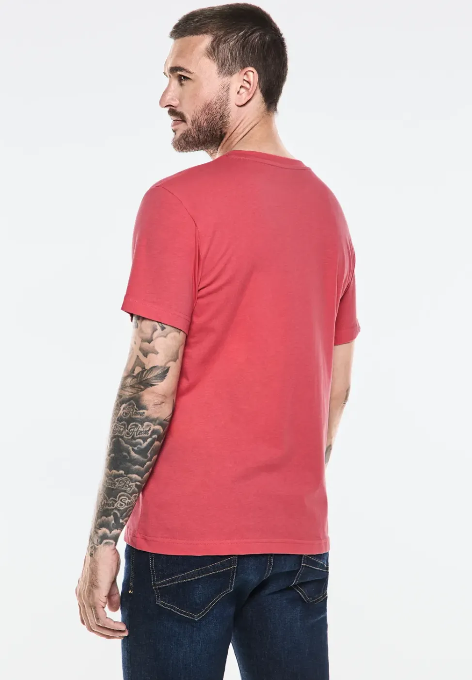 T-shirt avec imprimé sur la poitrine