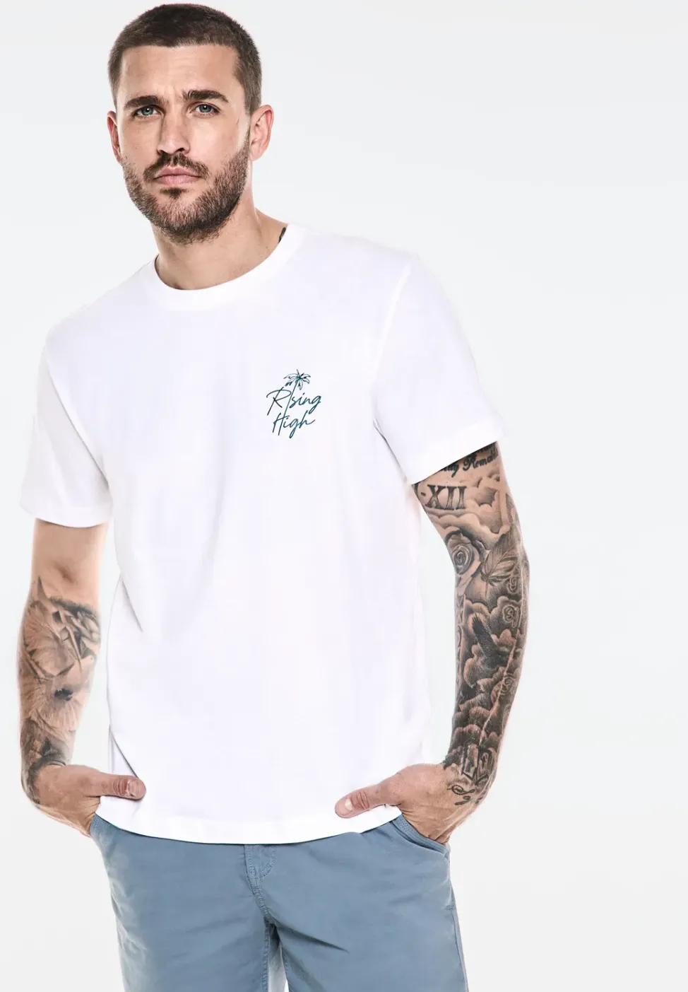 T-shirt avec imprimé sur la poitrine