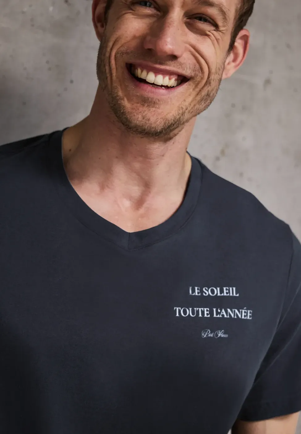 T-shirt à col en V