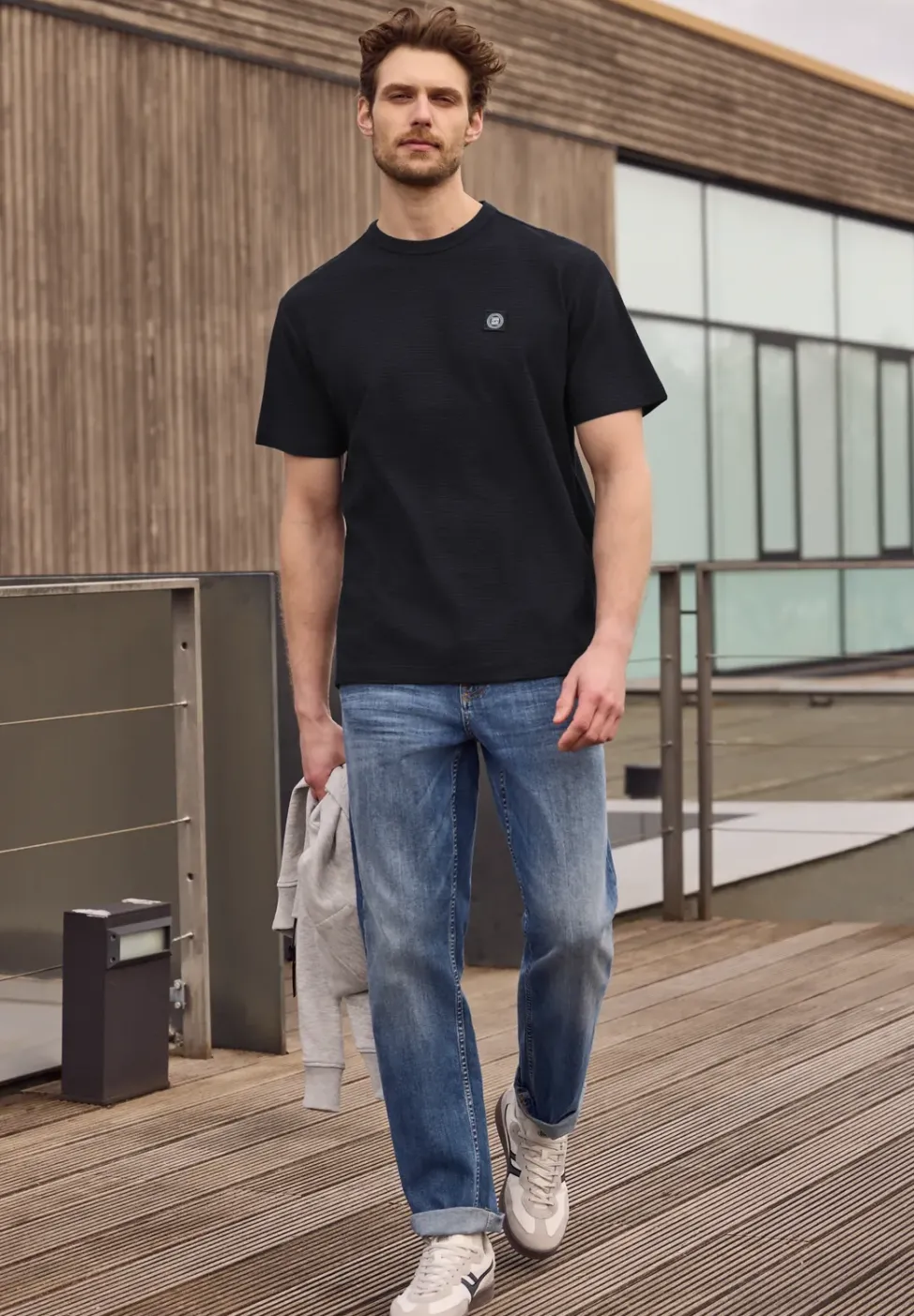 T-shirt à col rond et fines rayures
