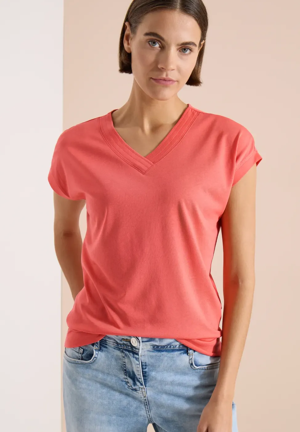 T-shirt uni à col V et manches courtes