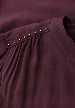 Tunique avec rivets
