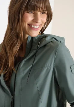Veste avec capuche et cordon de serrage