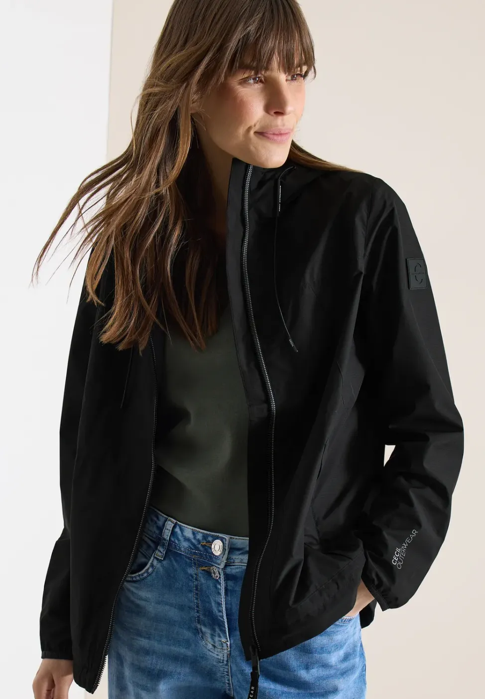 Veste avec capuche et cordon de serrage