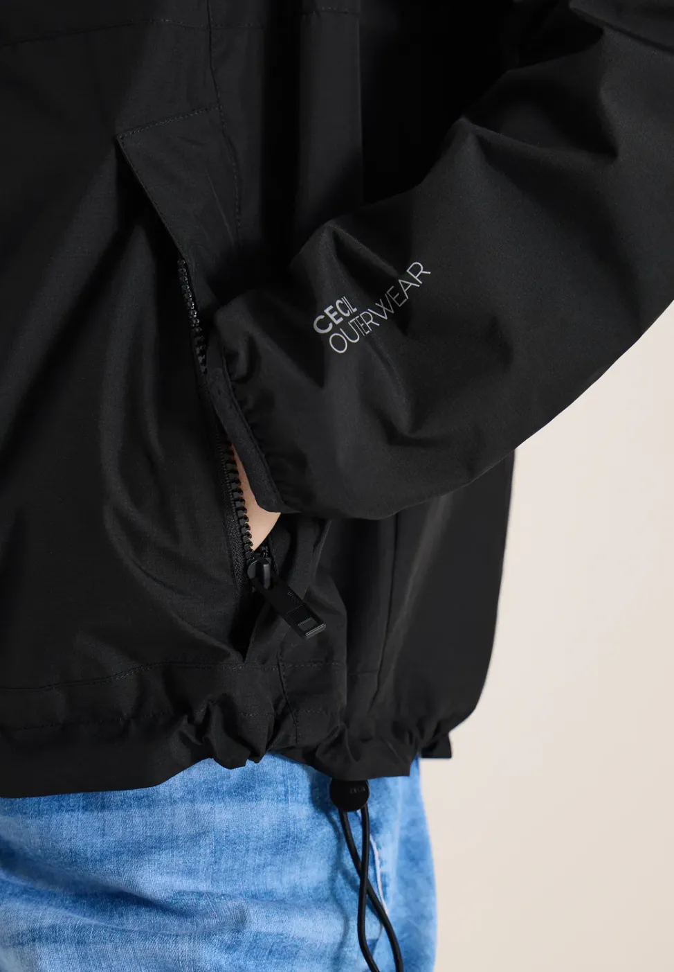 Veste avec capuche et cordon de serrage
