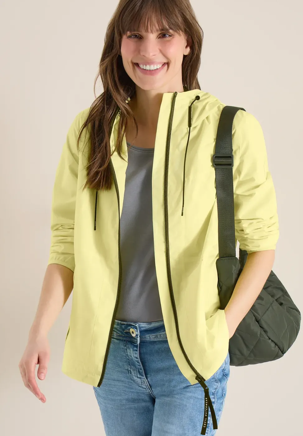 Veste avec capuche et cordon de serrage
