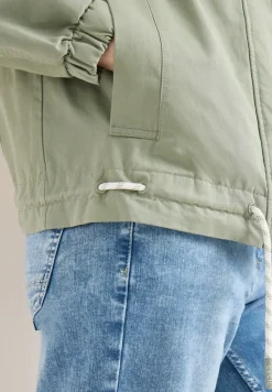 Veste avec cordon de serrage