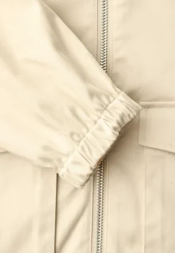 Veste avec cordon de serrage